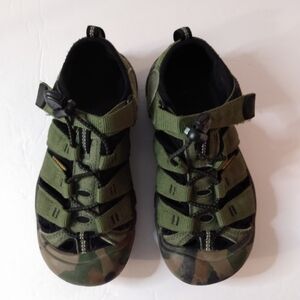 Youth Keen Newport Boys Hiker's, sz 2, Green Camo Soles,  pre-owned